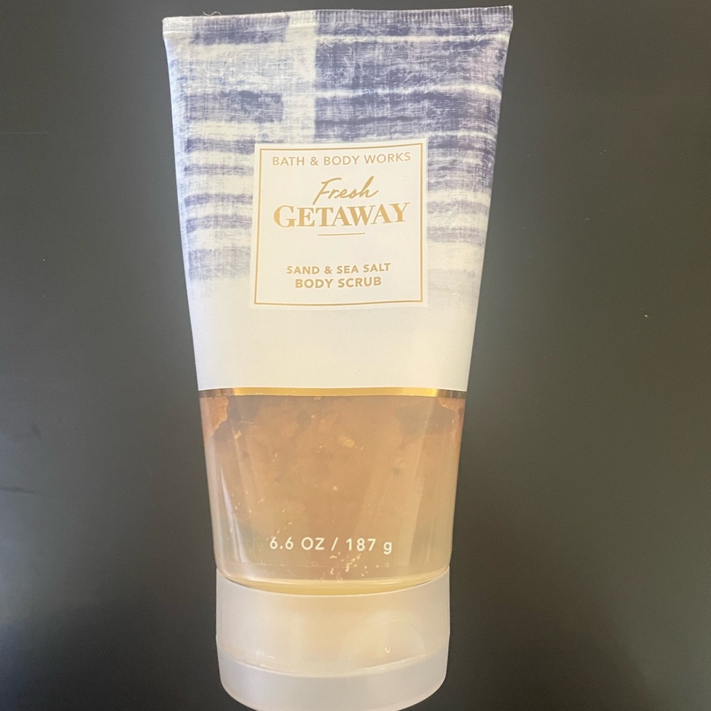 Bath & Body Works Fresh Getaway Body Scrub - Blue and Gold